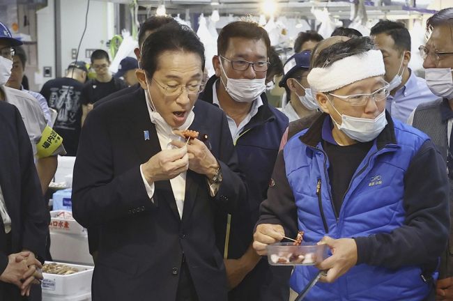 Japonský premiér Kišida zjedol rybu z oblasti Fukušimy