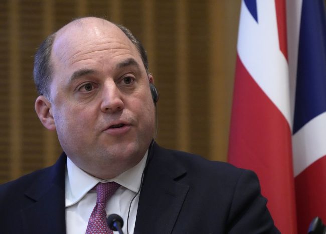 Britský minister obrany podal demisiu