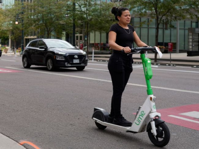 Zdieľané elektrické kolobežky zmizli z parížskych ulíc