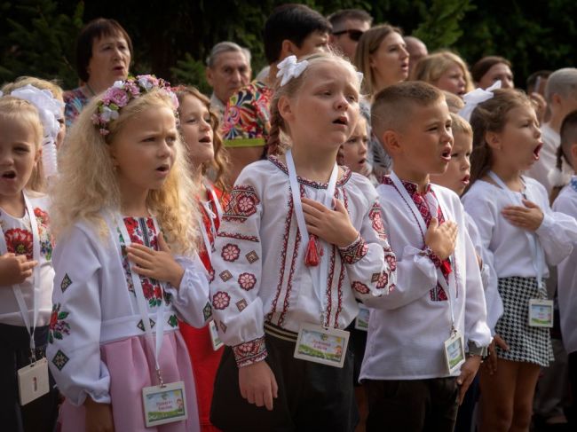 Na Ukrajine sa začal nový školský rok, kyjevské školy čelia bombovým hrozbám