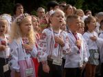 Na Ukrajine sa začal nový školský rok, kyjevské školy čelia bombovým hrozbám