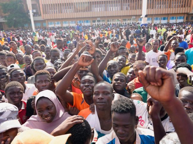 Tisíce ľudí v Niamey opäť žiadali odchod francúzskych vojakov z Nigeru