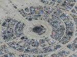 Areál festivalu Burning Man sa po dažďoch "topí" v bahne, návštevníkov žiadajú o šetrenie jedlom