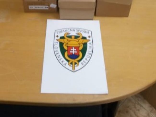 Žilinskí colníci zadržali falzifikáty športovej obuvi a koženého opasku