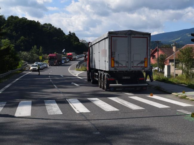 Tragická nehoda na Orave: Kamión zrazil chodkyňu, žena zraneniam podľahla