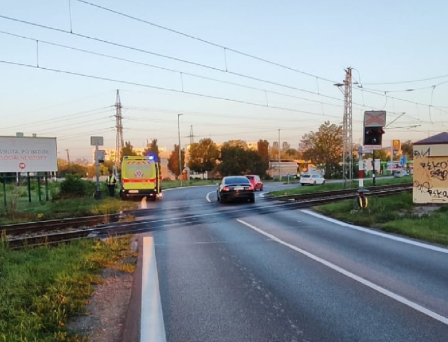 Vlak pri prejazde priecestím zrazil mladú ženu, ktorá utrpela viaceré zranenia