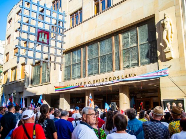 Pred Divadlom P. O. Hviezdoslava protestovali stovky ľudí