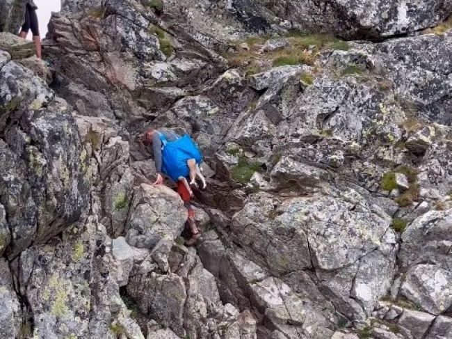 Video: Turista vo Vysokých Tatrách šokoval verejnosť. Takto sa vybral na túru