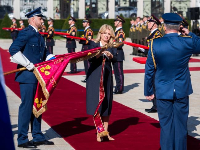 Prezidentka pripevnila stuhy na bojové zástavy desiatim vojenským útvarom