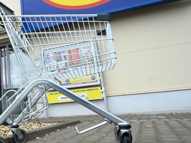Maloobchodným reťazcom v pomere k tržbám marže klesli