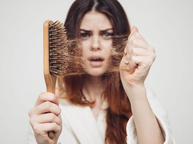 Sezónne vypadávanie vlasov: 5 kľúčových zmien, ktorými problém výrazne znížite
