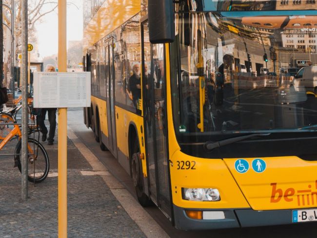 Pod autobusom MHD uviazol 18-ročný mladík, vyslobodzovalo ho asi 40 ľudí