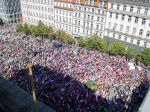 V Prahe protestujú tisíce ľudí, žiadajú demisiu vlády