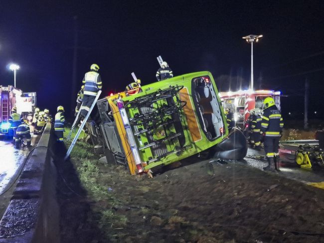 Tragická nehoda autobusu: Jedna tínedžerka je mŕtva, hlásia desiatky zranených
