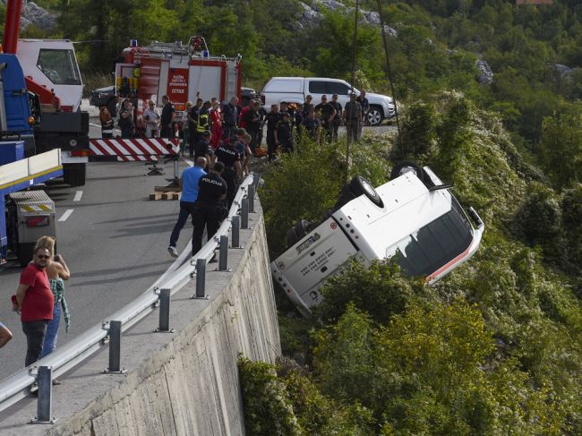 Autobus spadol do rokliny: Hlásia viaceré obete a zranených