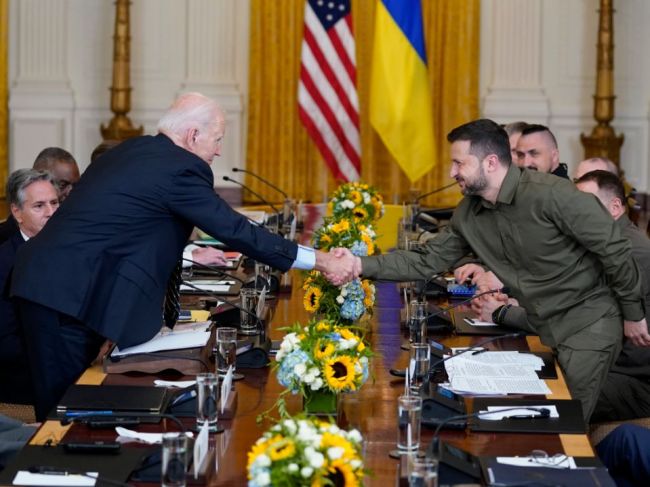 Zelenskyj poďakoval Bidenovi za pomoc v boji proti "ruskému teroru"