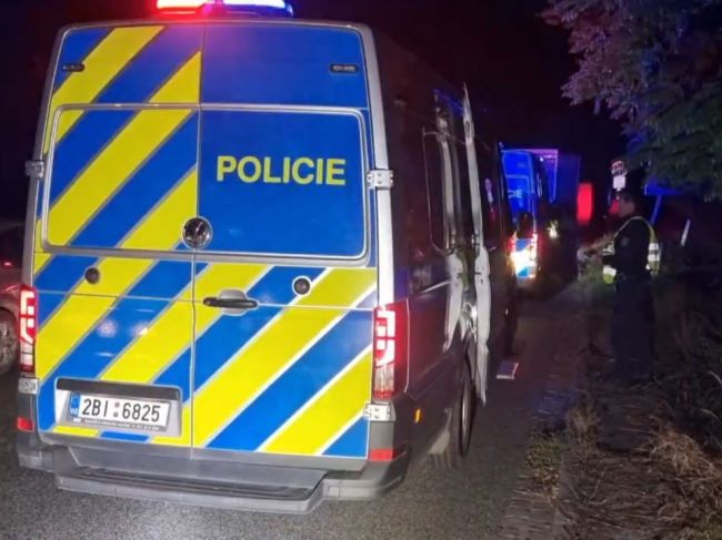 Česká polícia zastavila pri hraniciach so Slovenskom dodávku s 33 migrantmi