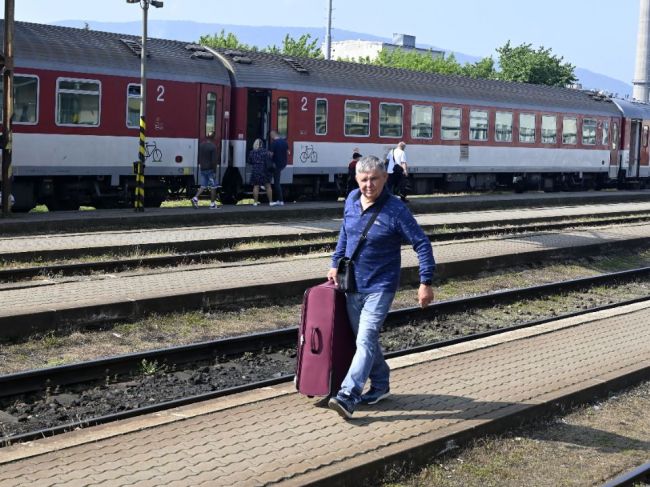 V týchto mestách a obciach pre práce na trati zrušia vlaky