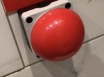 Video: Muž našiel na toaletách veľké červené tlačidlo. Toto sa stalo, keď ho stlačil