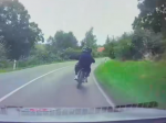 VIDEO: Motocykel bez EČV a s troma pasažiermi viedol 16-ročný chlapec