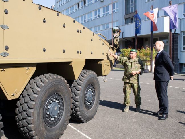 Na Slovensko doviezli z Fínska prvé zo 76 vozidiel 8x8