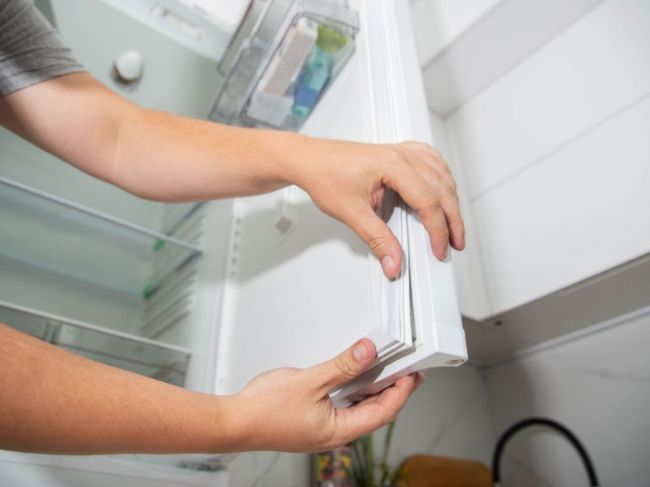 Ako za minútu zistiť, či z chladničky uniká studený vzduch
