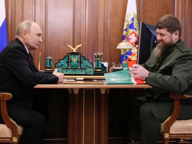 Kadyrov a Putin v Moskve preberali prínos Čečenska k vojne proti Ukrajine