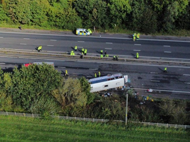 Nehodu školského autobusu neprežili vodič a 14-ročné dievča