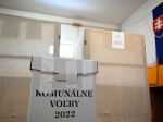 Násilie vo volebnej miestnosti: Volič poškodil urnu, musela zasiahnuť polícia 
