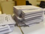 Volebné komisie na voľbu poštou začali sčítavať doručené hlasy