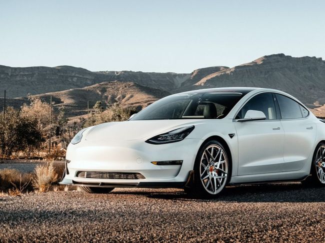 Tesla znížila v USA ceny vozidiel Model 3 a Model Y