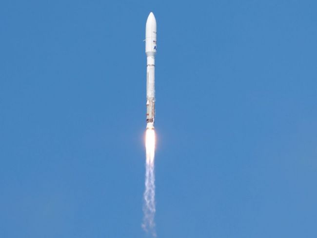 Amazon spúšťa skúšobné satelity pre internetovú službu, chce konkurovať SpaceX