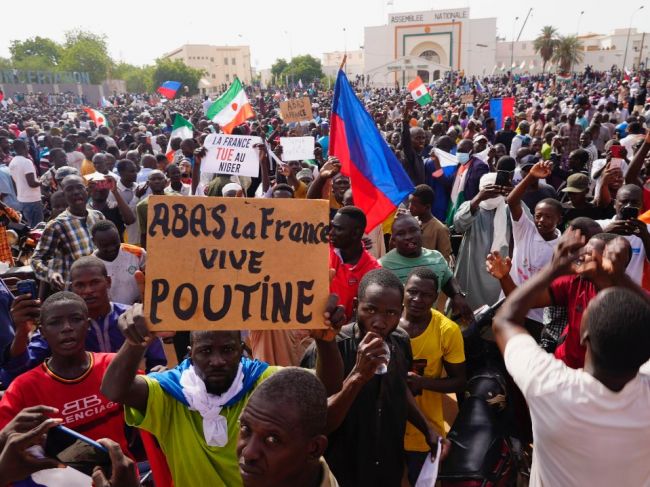 Francúzsko začalo sťahovať svojich vojakov z Nigeru