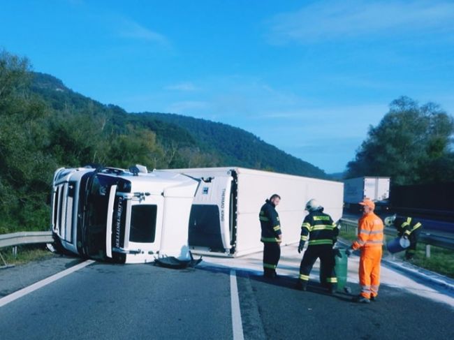 Vážna nehoda na R1: Cestu uzavreli