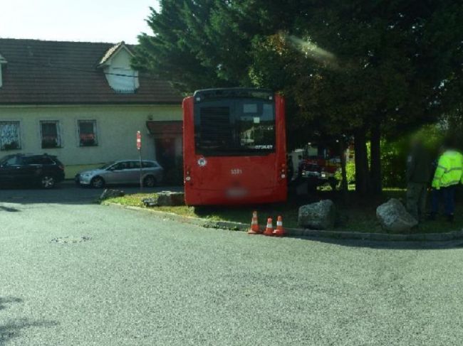 Rozbehnutý autobus sa snažil vodič zastaviť holými rukami