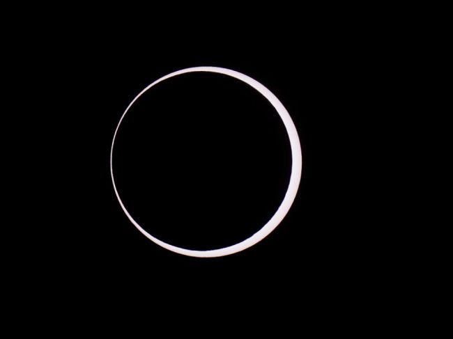Na západnej pologuli bolo možné pozorovať prstencové zatmenie Slnka