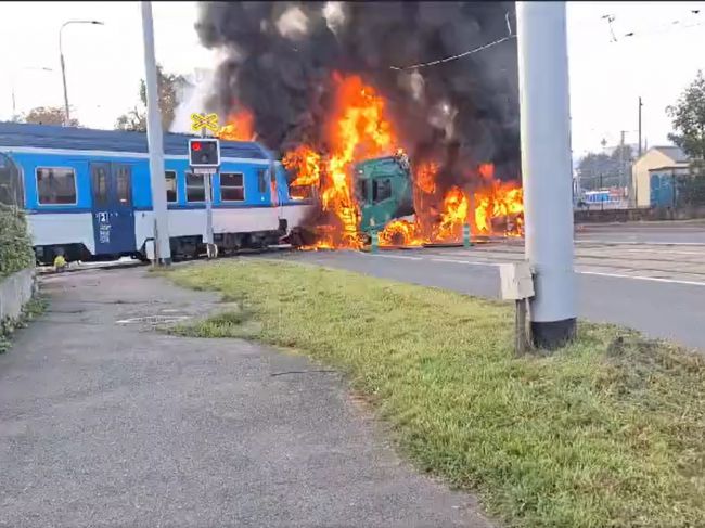 Video: Osobný vlak sa zrazil s kamiónom