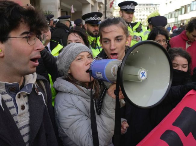 Polícia na klimatickom proteste v Londýne zadržala Gretu Thunbergovú