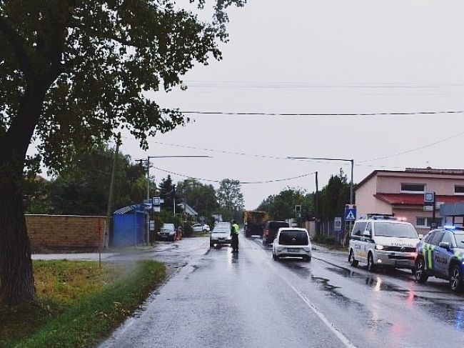 Polícia hľadá svedkov vážnej nehody, chodkyňu previezli do nemocnice 