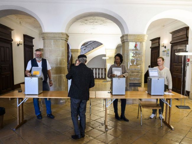 Vo voľbách vo Švajčiarsku podľa prognóz zvíťazila Švajčiarska ľudová strana