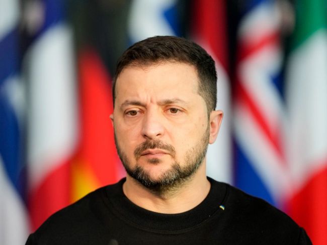 Zelenskyj žiada pozornosť pre Ukrajinu a ocenil statočnosť vojakov pri Avdijivke