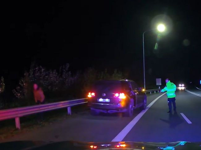 VIDEO: Polícia prenasledovala auto, v ktorom bolo 15 nelegálnych migrantov