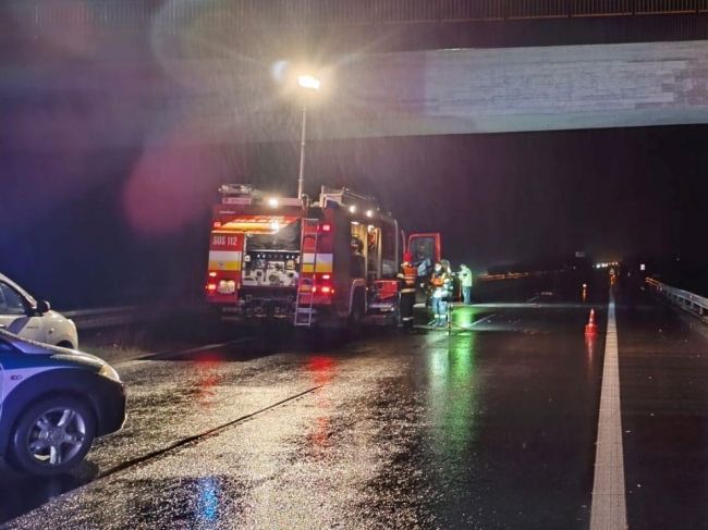 Pri nehode na diaľnici D1 zomrel zatiaľ neznámy muž