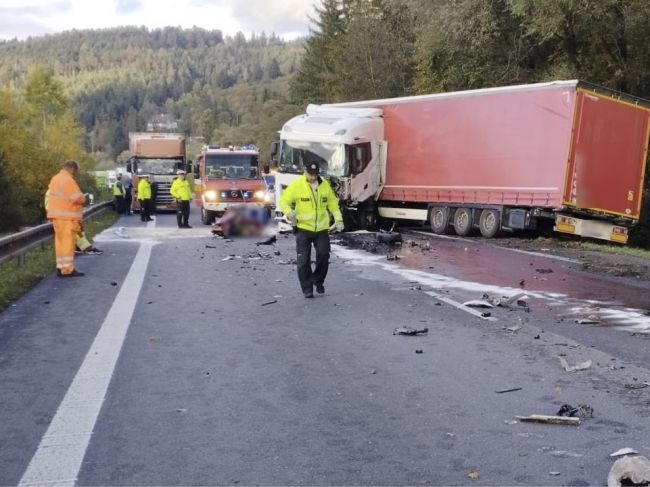 Na Kysuciach došlo k vážnej nehode, cestu na nevyhnutný čas uzavrú