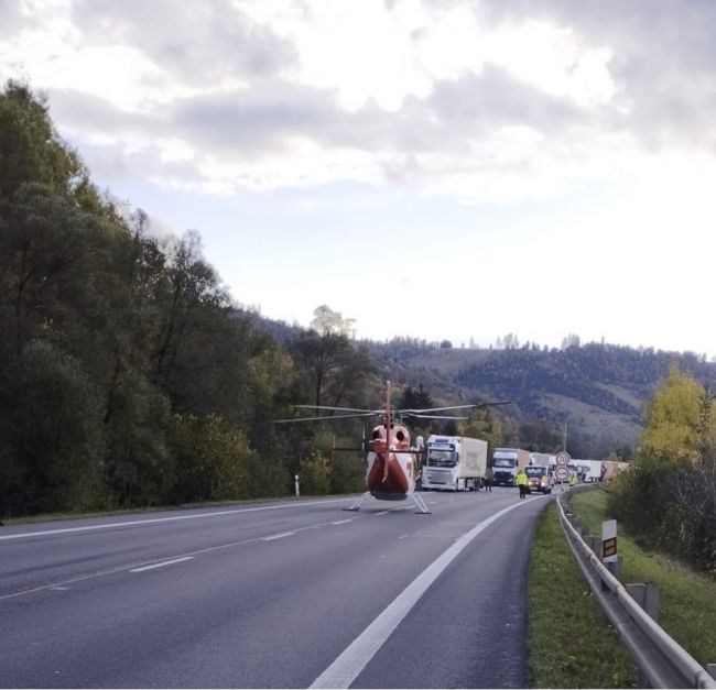 Zrážku auta s kamiónom v Krásne nad Kysucou neprežil 28-ročný vodič