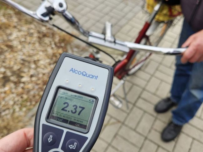 Dôchodca jazdil na bicykli s takmer piatimi promile alkoholu