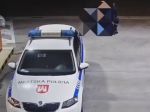 Video: Žena na čerpacej stanici napadla viacerých mužov aj mestského policajta