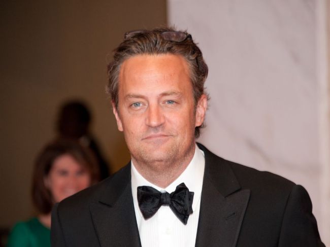 Zomrel herec Matthew Perry, známy zo seriálu Priatelia