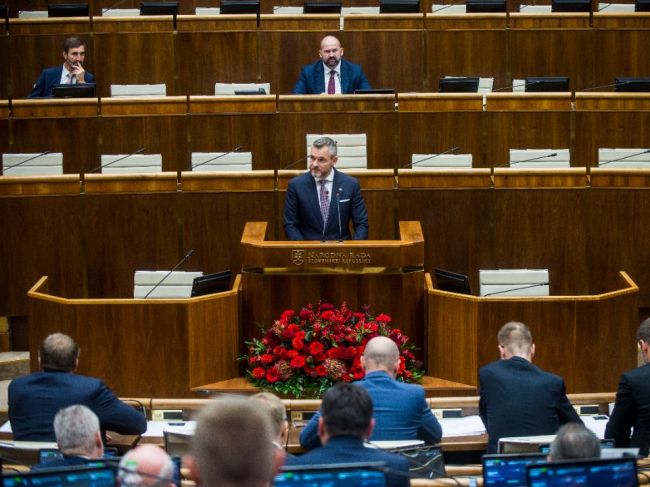 Poslanecké kluby si na svoje fungovanie rozdelia 5180 eur mesačne