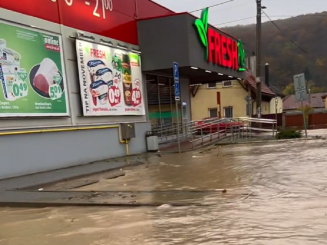 Video: V košickej mestskej časti sa voda vyliala na cestu